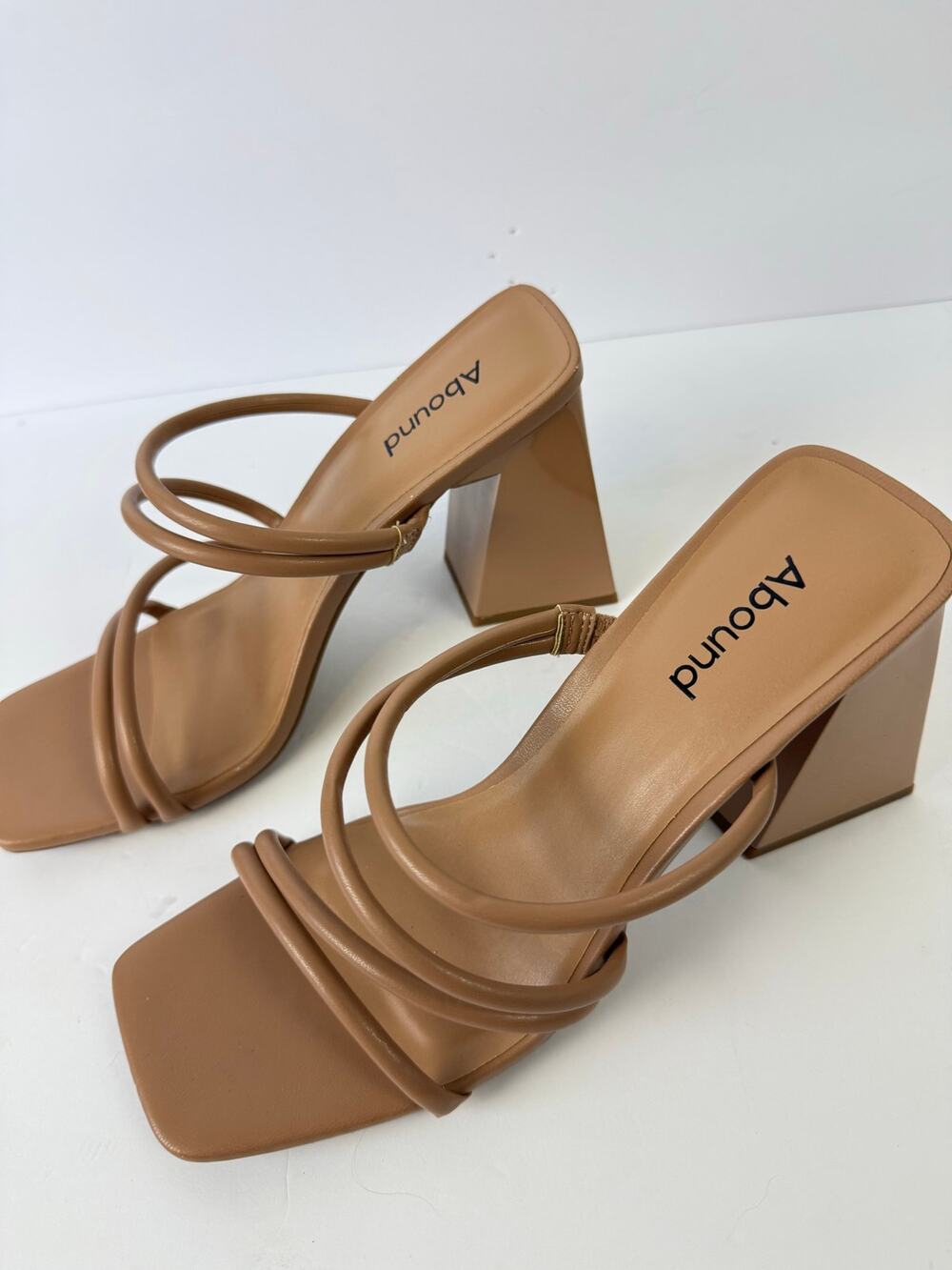 NWOT Abound Austyn Strappy Sandals Patent Leather Block Heel Neutral Nude Tan 9